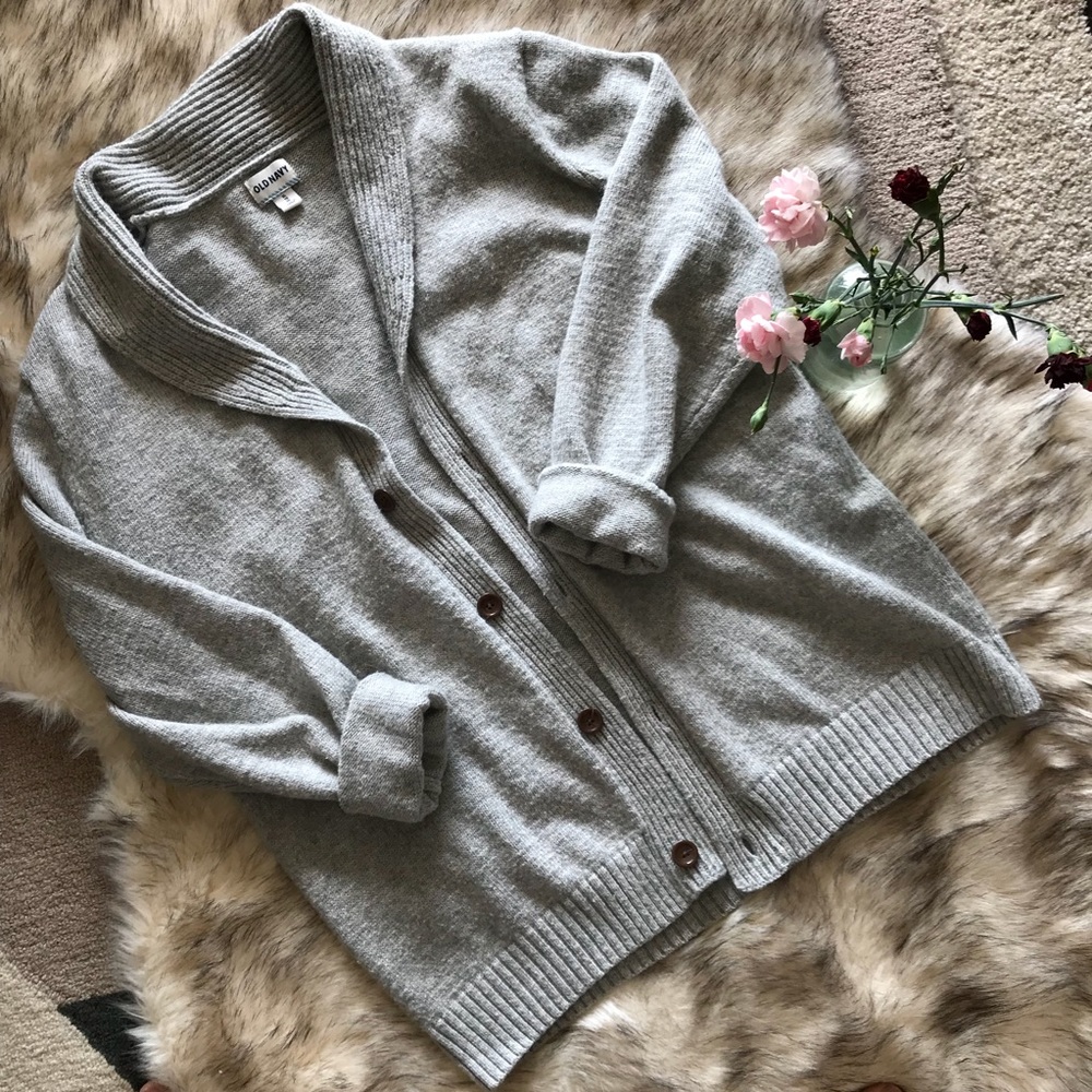 25% wool gray sweater w neck details brown buttons